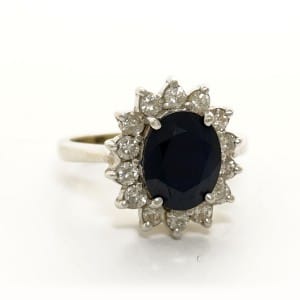 Bague en or gris avec saphir et diamants