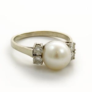 Bague or gris avec perle et diamants