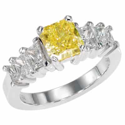 Bague sertie d’un diamant Fancy Yellow