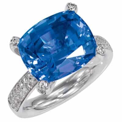 Ring set with tanzanite and diamonds