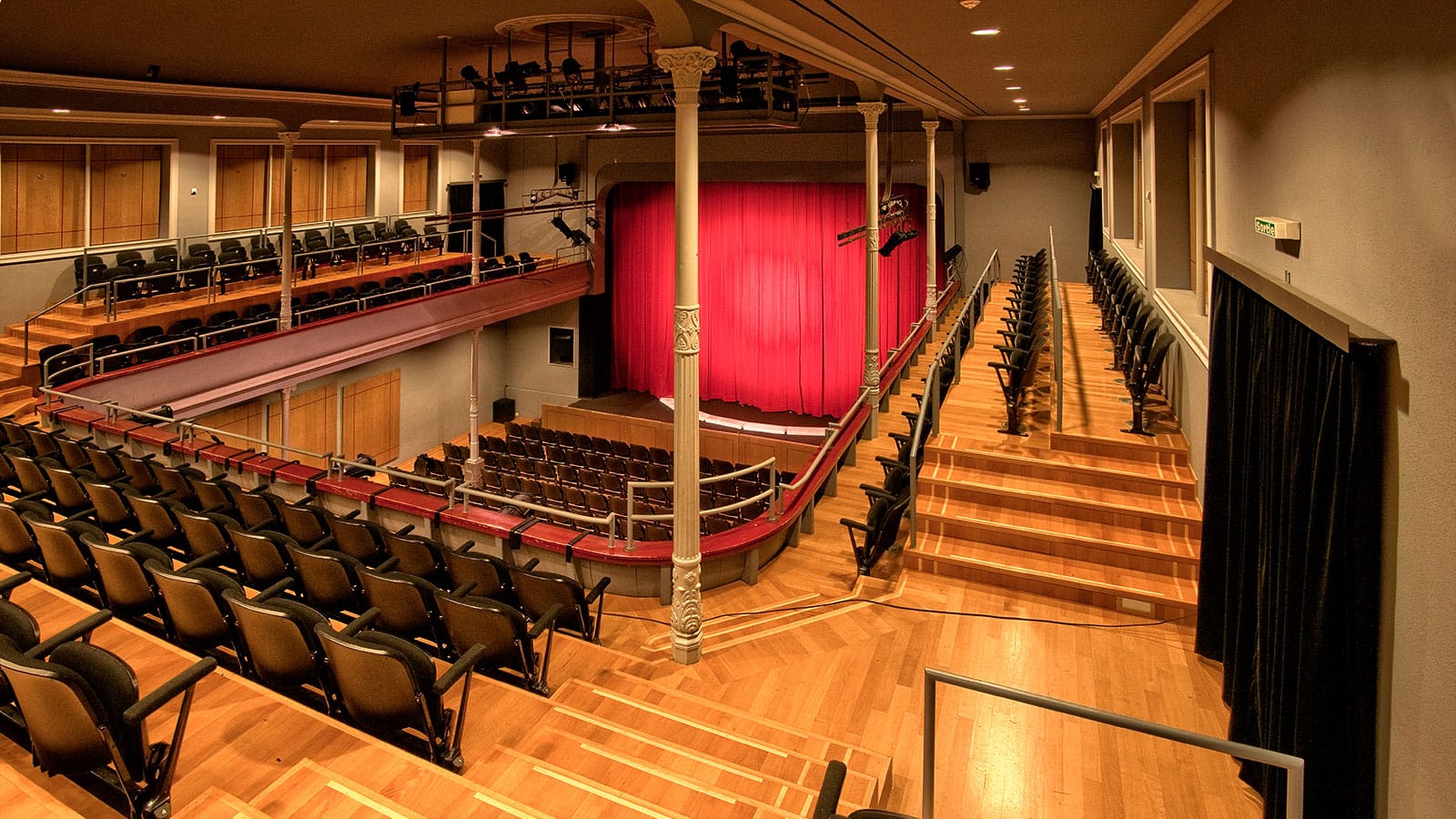 Le Reflet Theatre – Live entertainment, mirroring our feelings