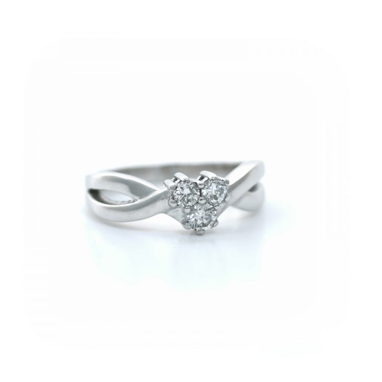 Bague en or blanc 750 avec 3 diamants
