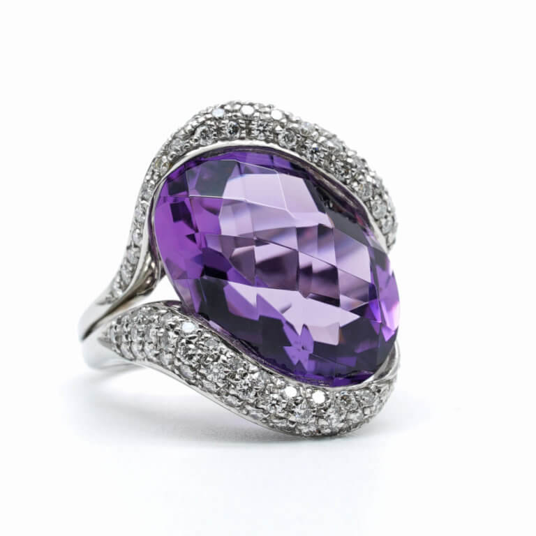 Bague sertie de diamants et améthyste