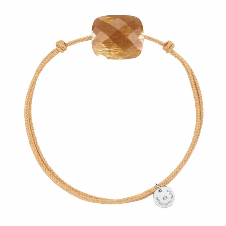 Morganne Bello - Friandise oversize bracelet cordon beige et coussin avec une pierre du soleil