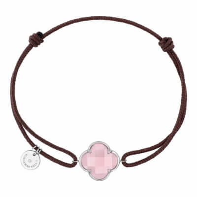 Victoria, bracelet cordon taupe avec motif trèfle en quartz rose, entourage en or blanc