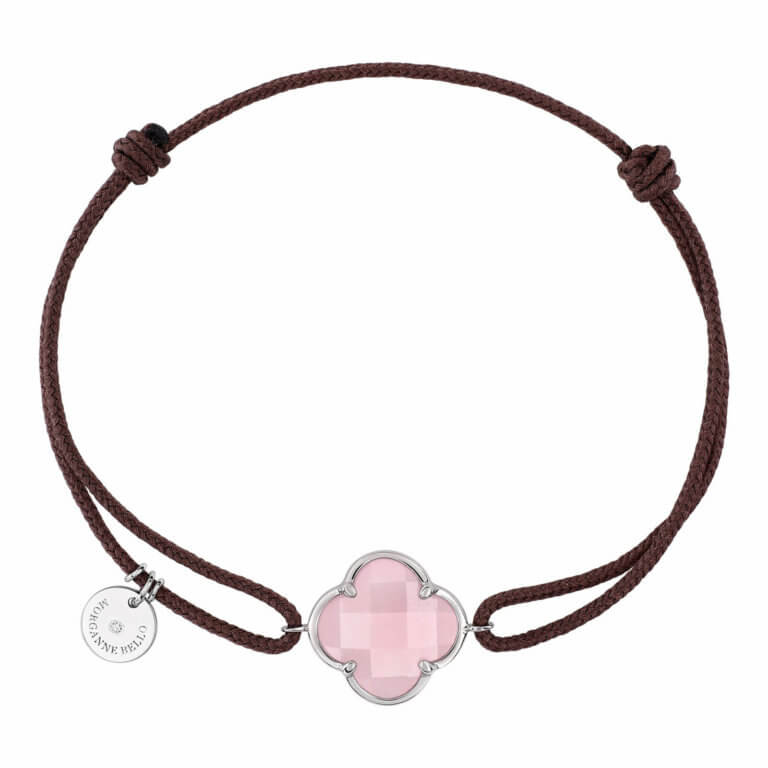 Morganne Bello - Victoria, bracelet cordon taupe avec motif trèfle en quartz rose, entourage en or blanc