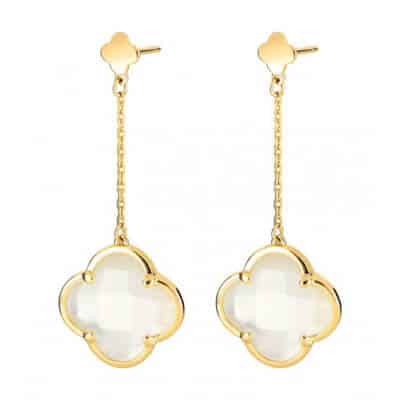 Victoria, boucles d’oreilles en or jaune serties de deux trèfles en nacre blanche