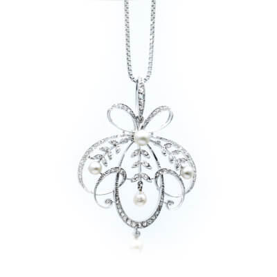 Chaine avec un pendentif Vintage