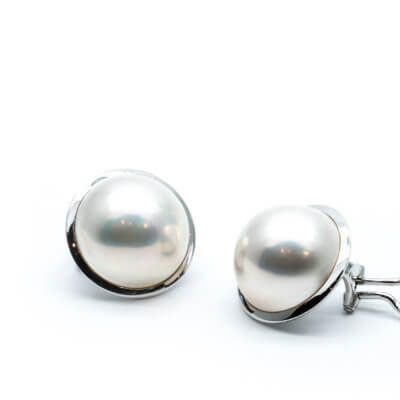 Une paire de clips d’oreilles en or blanc