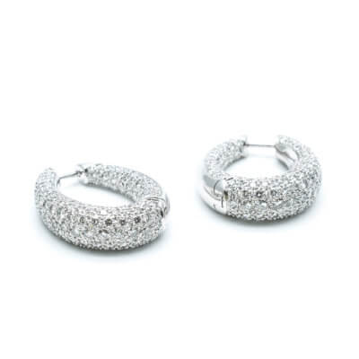 Une paire de boucles d’oreilles créoles or blanc serties de 370 diamants