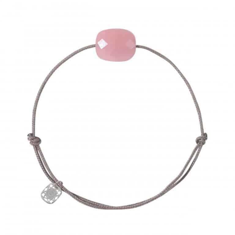 Morganne Bello - Friandise Oversize, bracelet cordon taupe avec un quartz guava en forme de coussin