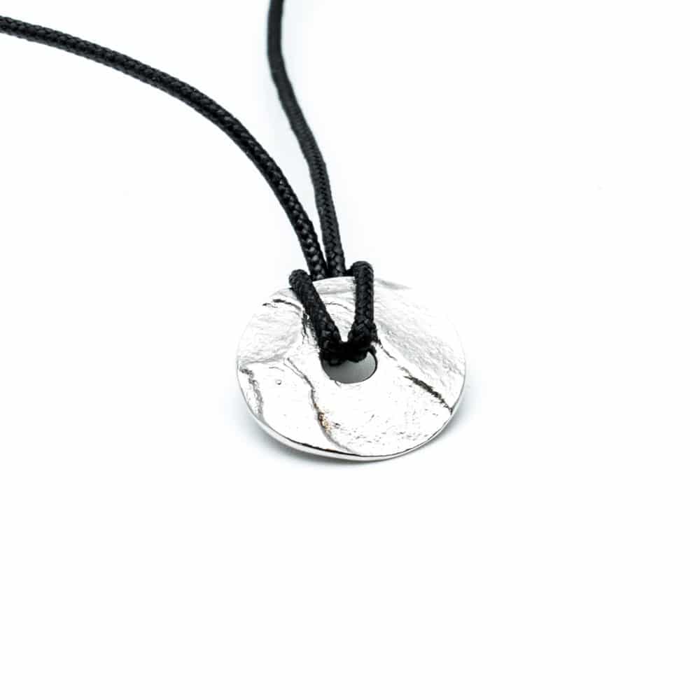 Zoulous, pendentif sur cordon noir