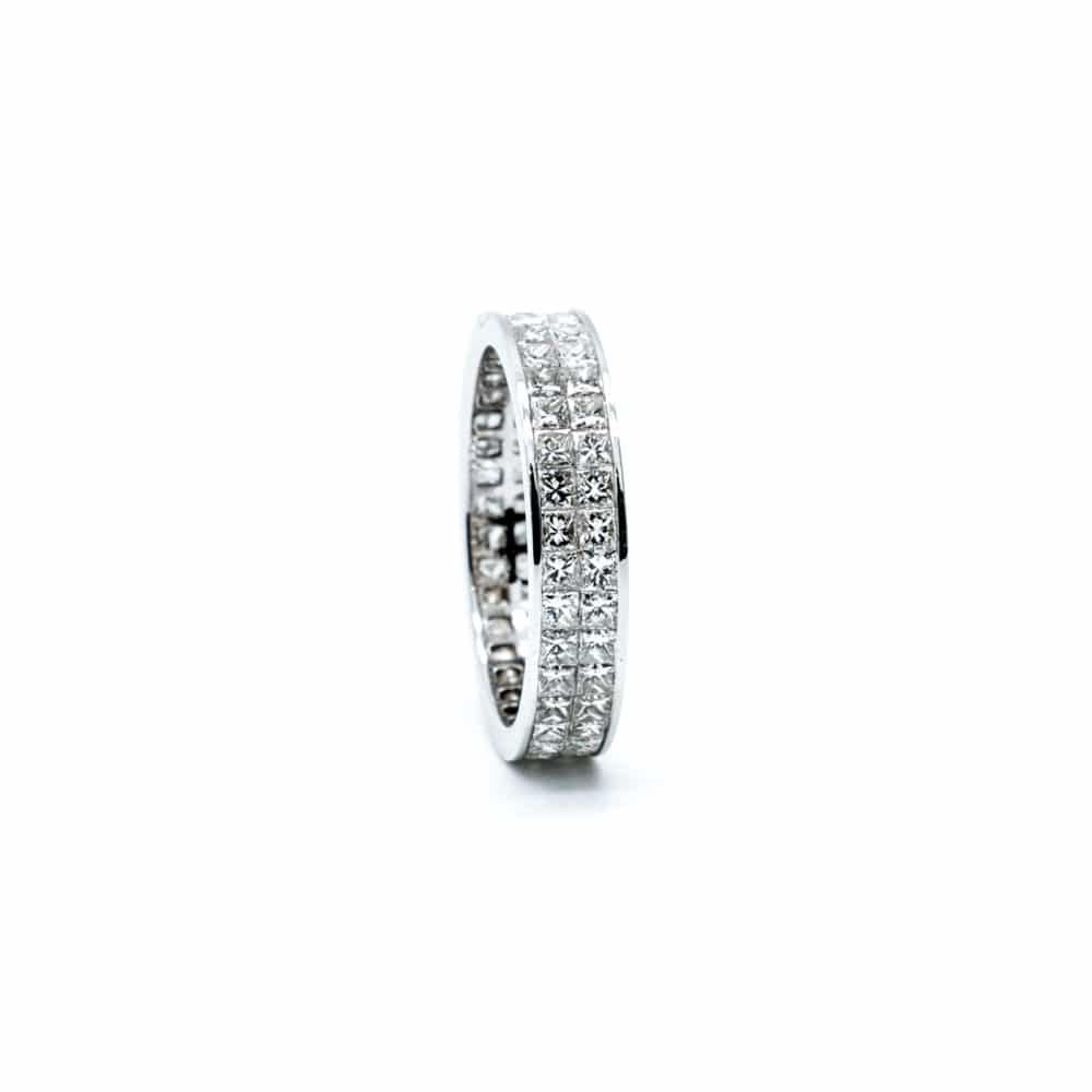Alliance en or blanc 750, 2 rangs serti invisible de diamants taille princesse