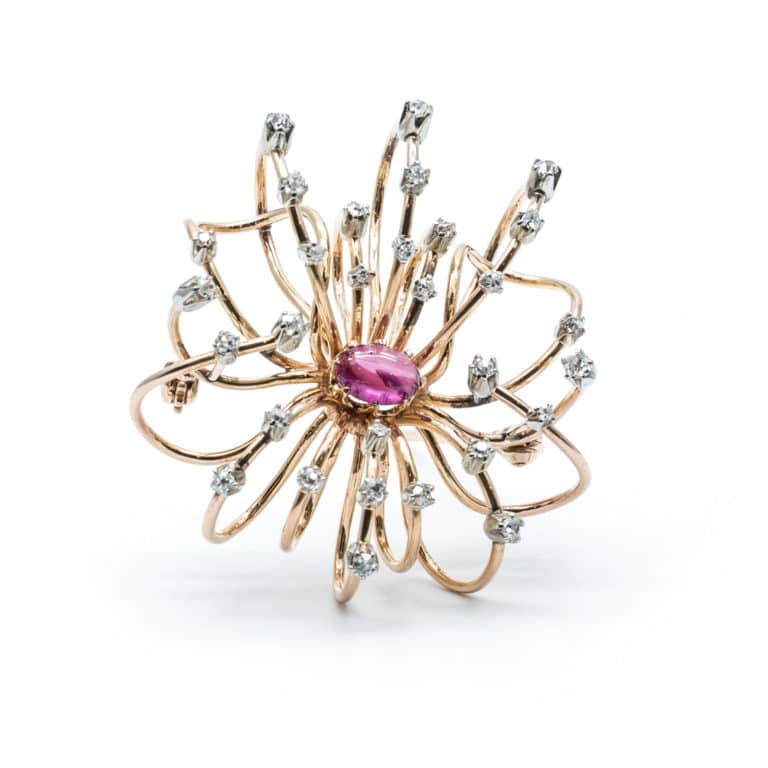 Vintage Jewelry - Vintage pink gold brooch with floral design set with a ruby