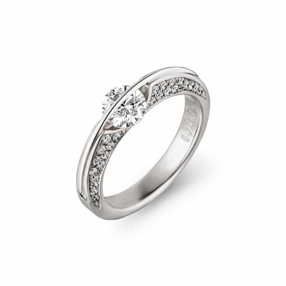 Solitaire en or blanc 750 et platine 800 corps de bague sertie de 48 diamants et serti d’un diamant libre et deux diamants