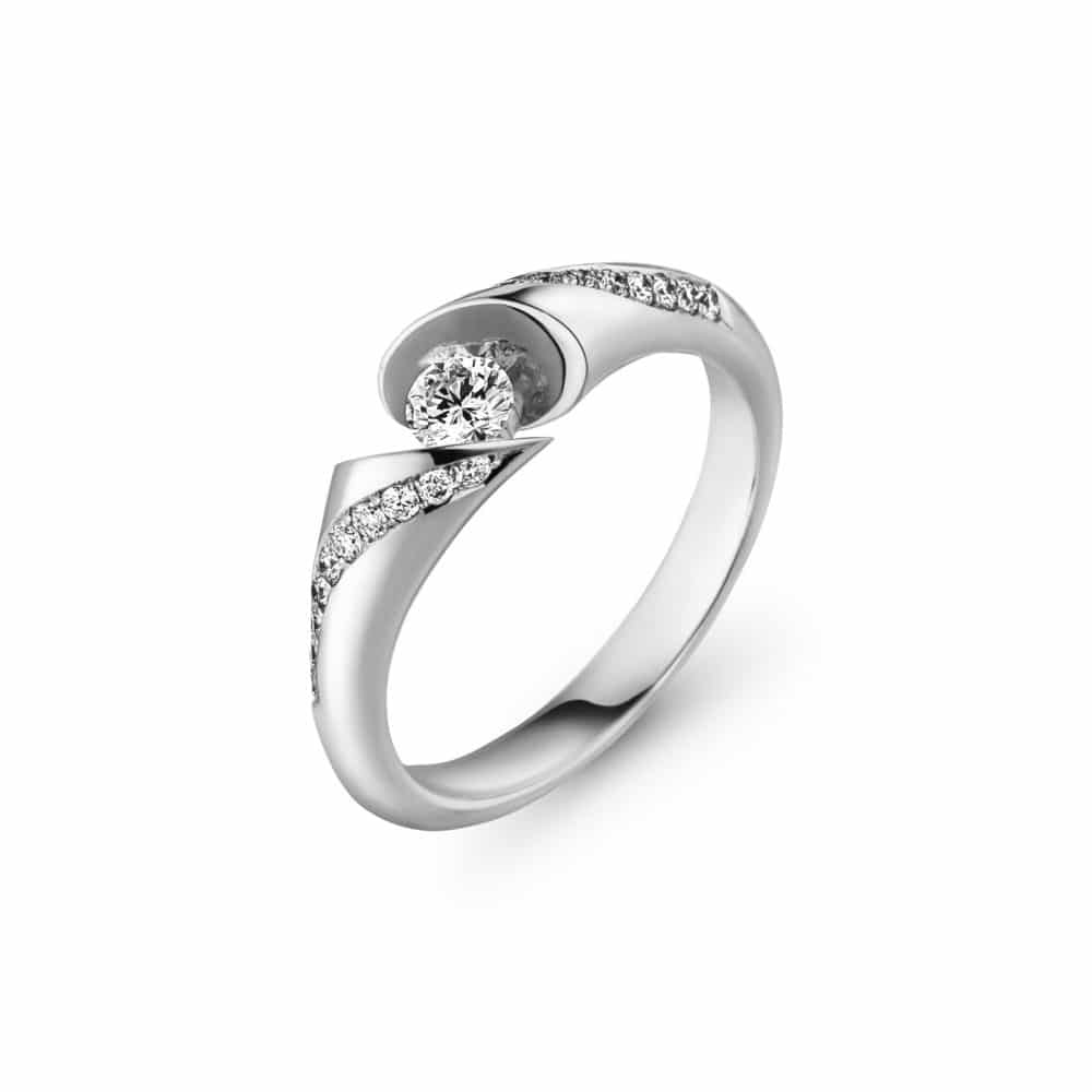 Calla solitaire en or blanc et palladium serti d’un diamant et vingt diamants sur le corps de bague