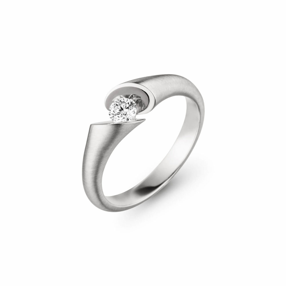 Calla solitaire en or blanc et palladium satiné serti d’un diamant