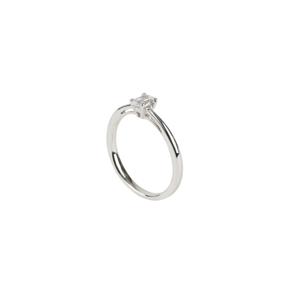 Solitaire bague en or blanc 750 sertie 4 griffes d’un diamant