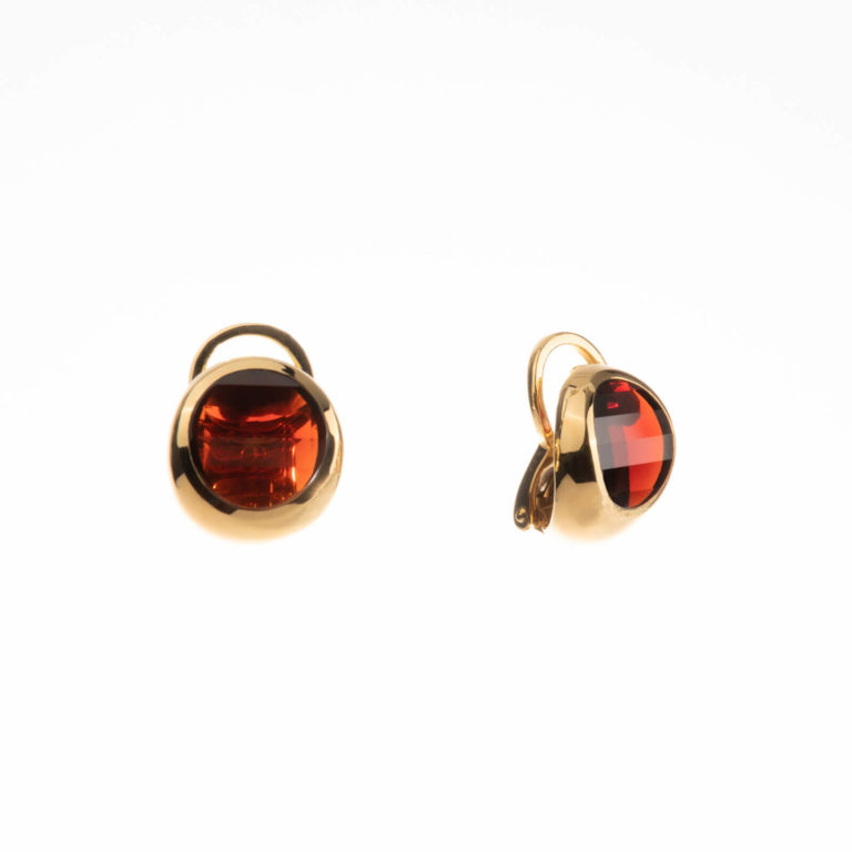Pomellato - Gold clip-on earrings in yellow gold set with two garnets
