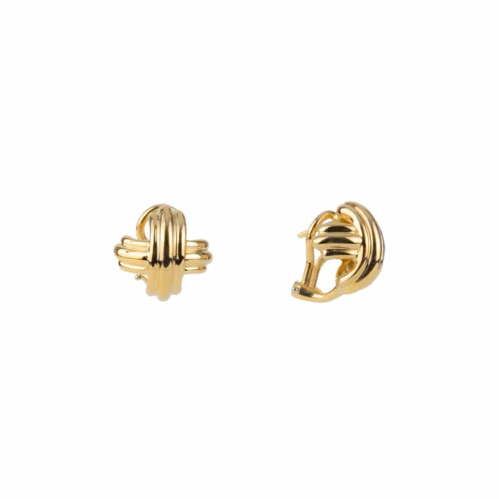 Une paire de boucles d’oreilles clips en or jaune 750 avec motif noeuds