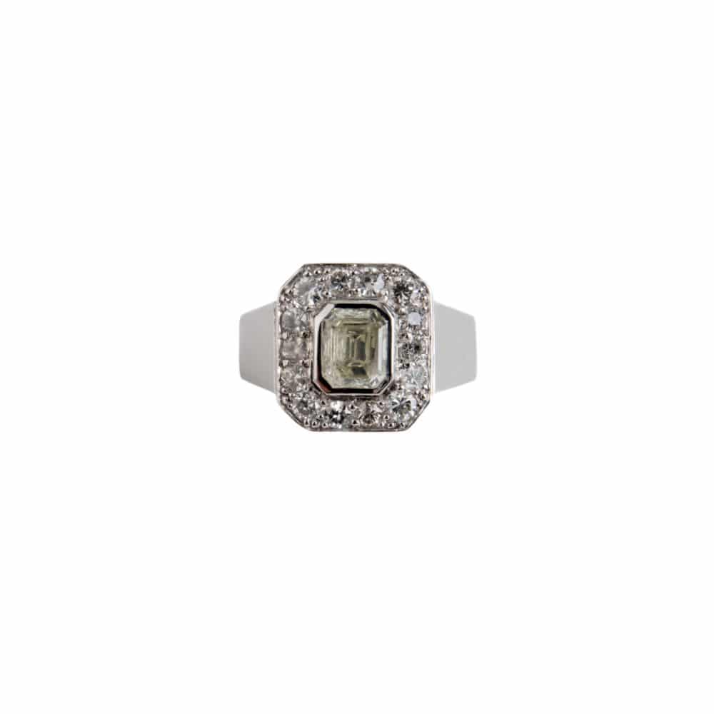 Bague Vintage en or blanc, motif héxagonal serti au centre de 1 diamant taille émeraude entouré de 14 diamants
