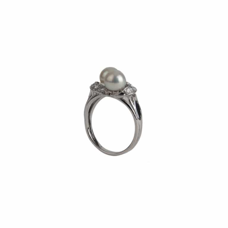 Vintage Jewelry - Vintage ring in white gold adorned with 2 pearls and set with 10 diamonds