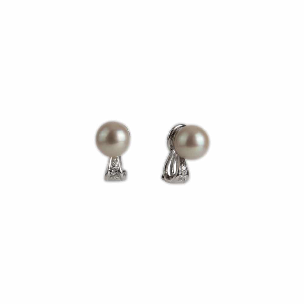 Boucles d’oreilles clips vintage en or blanc ornés de 2 perles et 4 diamants