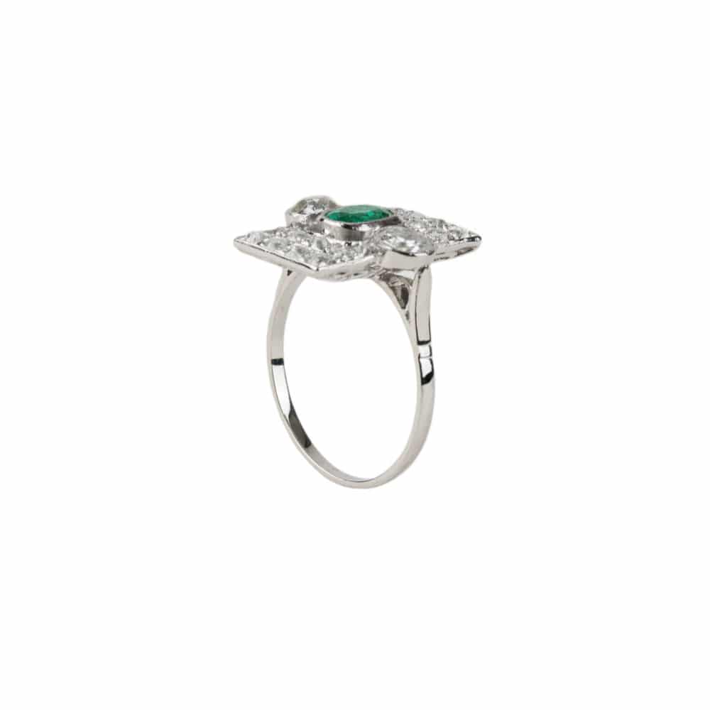 Vintage platinum ring, rectangular motif set with an emerald and 2 diamonds