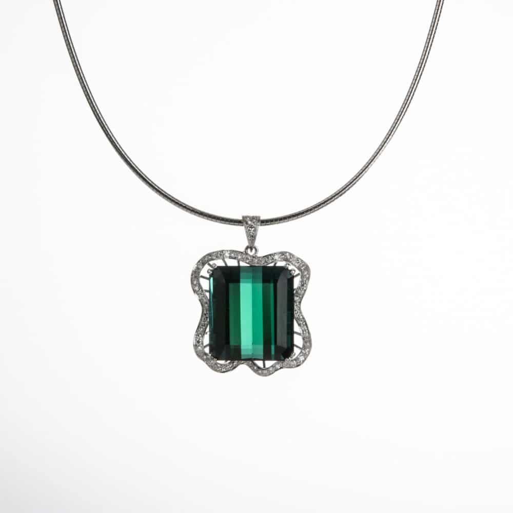 Vintage pendant in white gold set with a tourmaline entourage set with diamonds