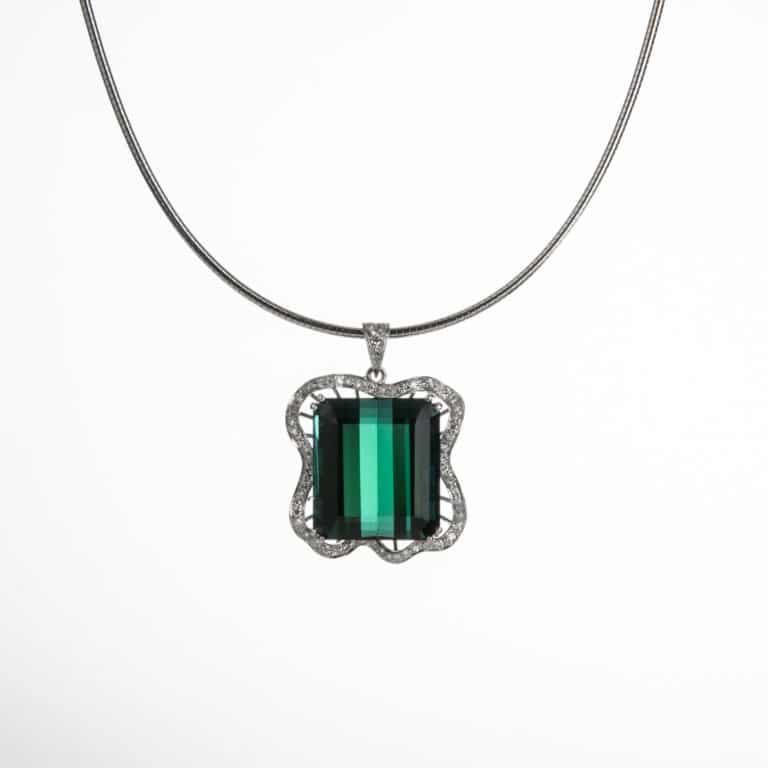 Vintage Jewelry - Vintage pendant in white gold set with a tourmaline entourage set with diamonds