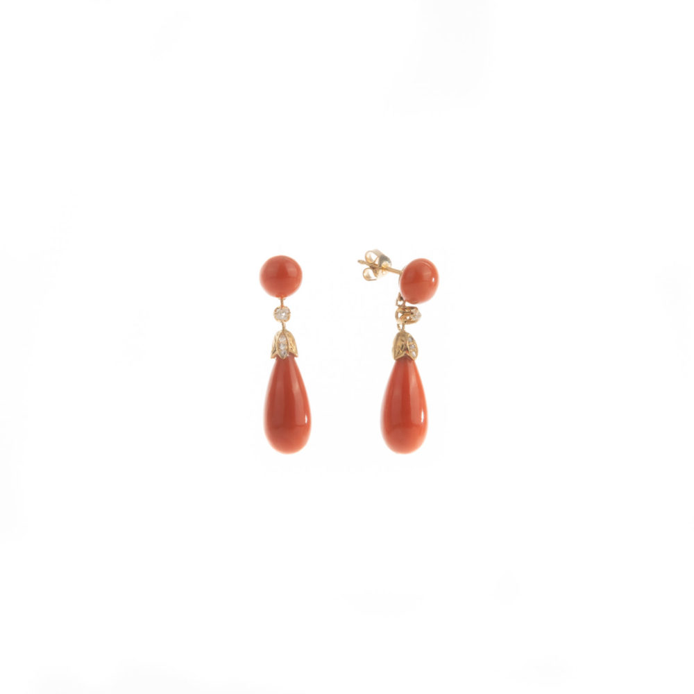 Vintage boucles d’oreilles pendantes en or jaune 750, composées de corail de forme bouton et goutte et serties de 8 diamants