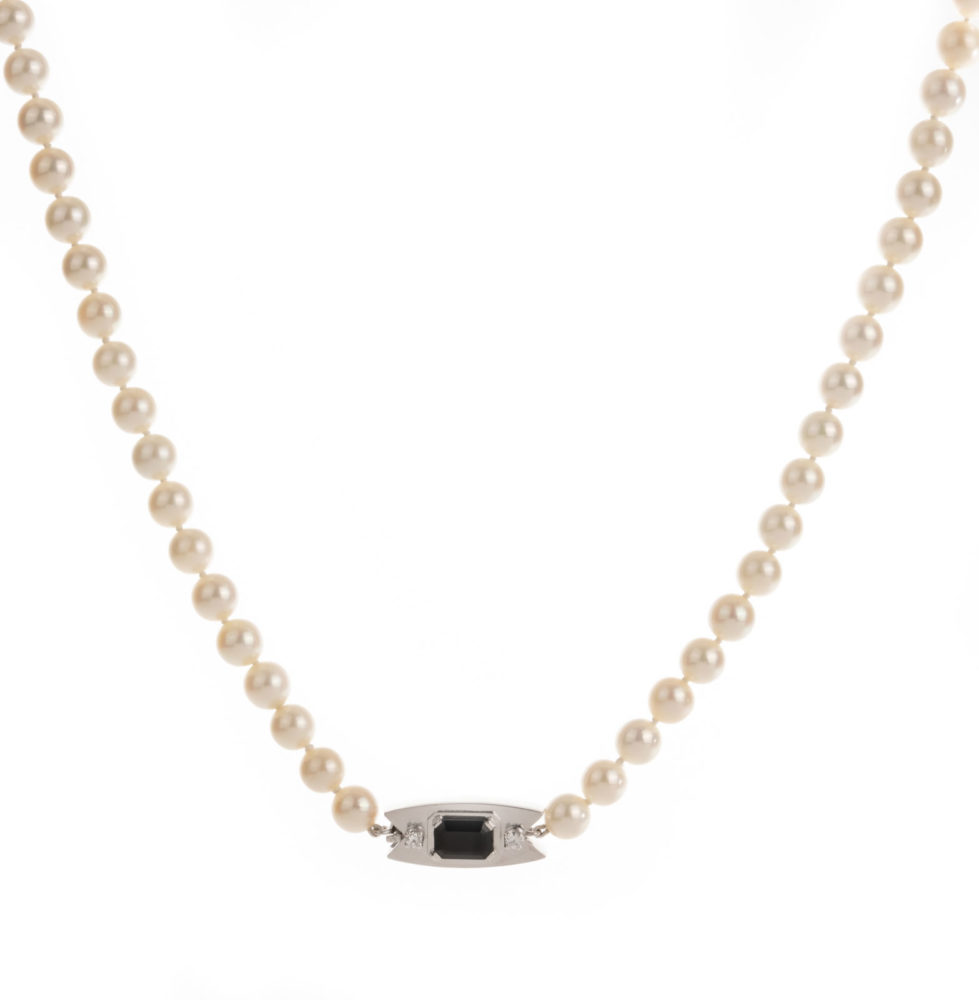 Vintage collier de 68 perles de culture Akoya avec fermoir en or blanc serti d’une onyx et 2 diamants