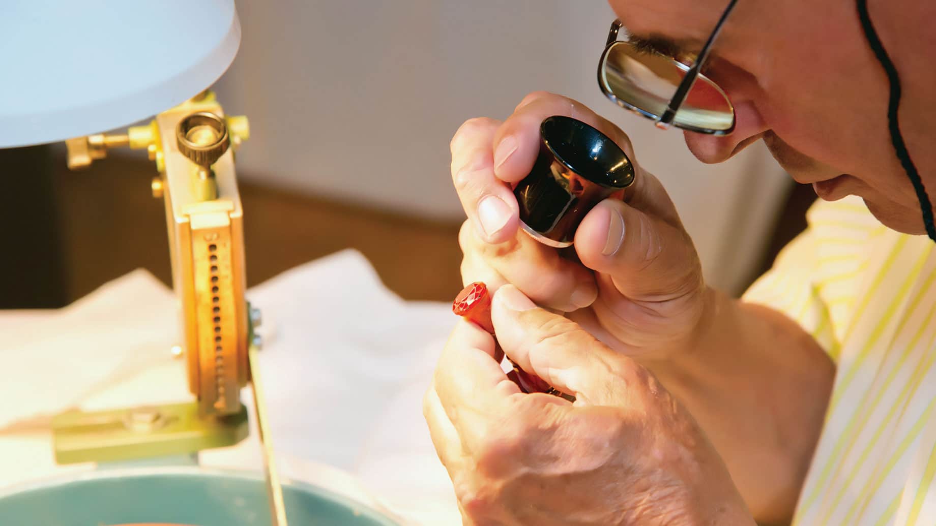 La taille des gemmes et ses mille et une facettes