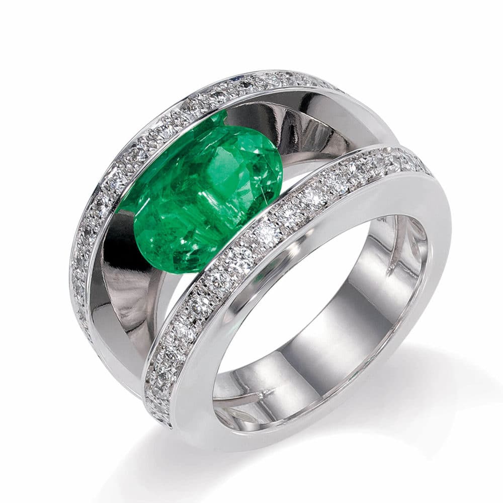 White gold ring set with an emerald and diamonds