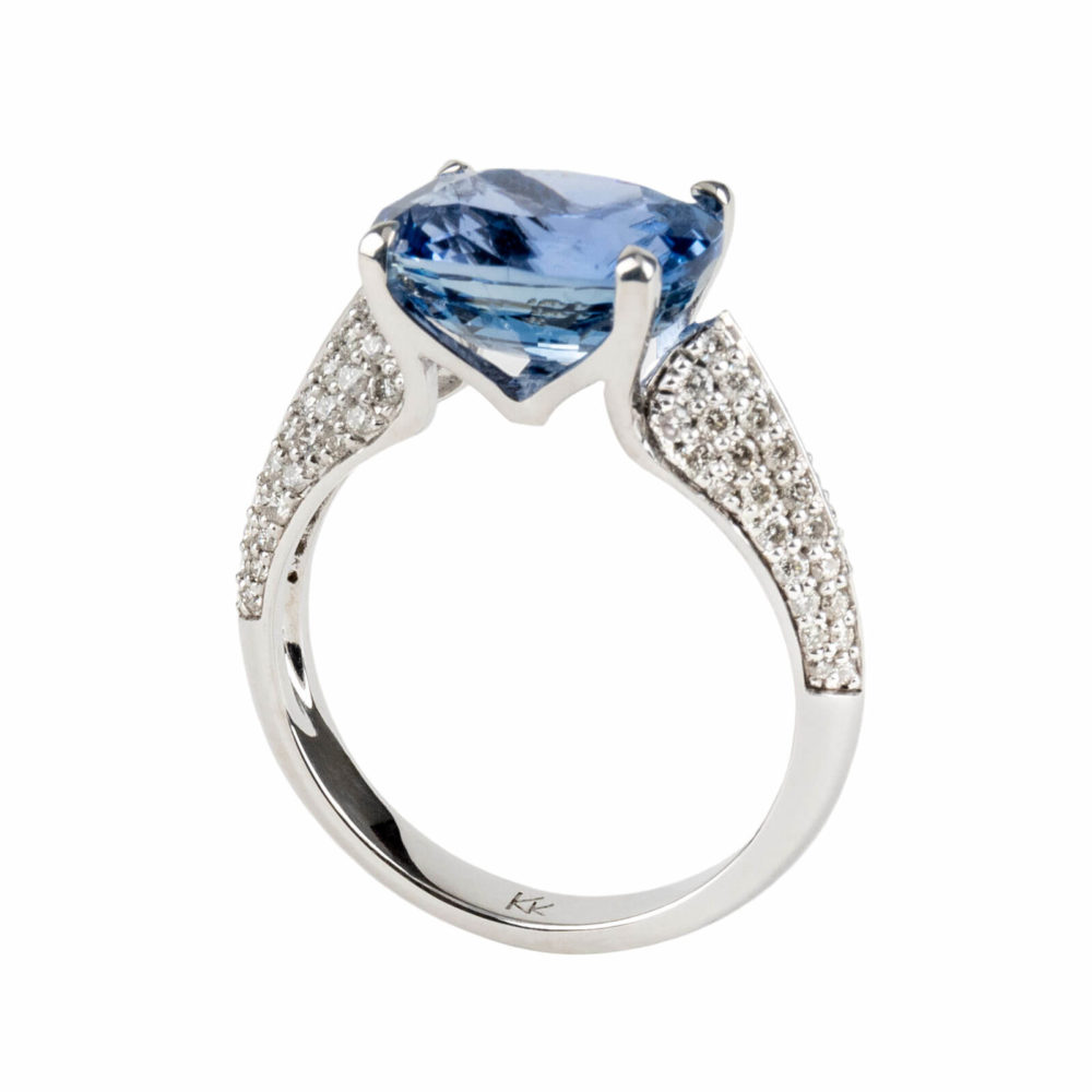 Bague en or blanc sertie d’un saphir et de diamants