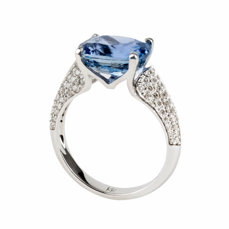 Lionel Meylan Créations - Bague en or blanc sertie d’un saphir et de diamants