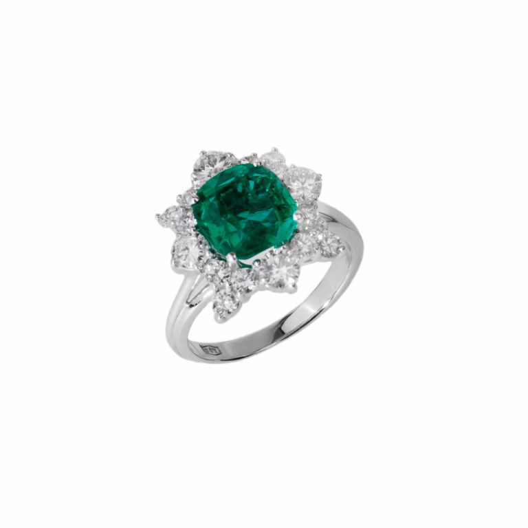 Vintage Jewelry - Vintage white gold ring set with diamonds and an emerald