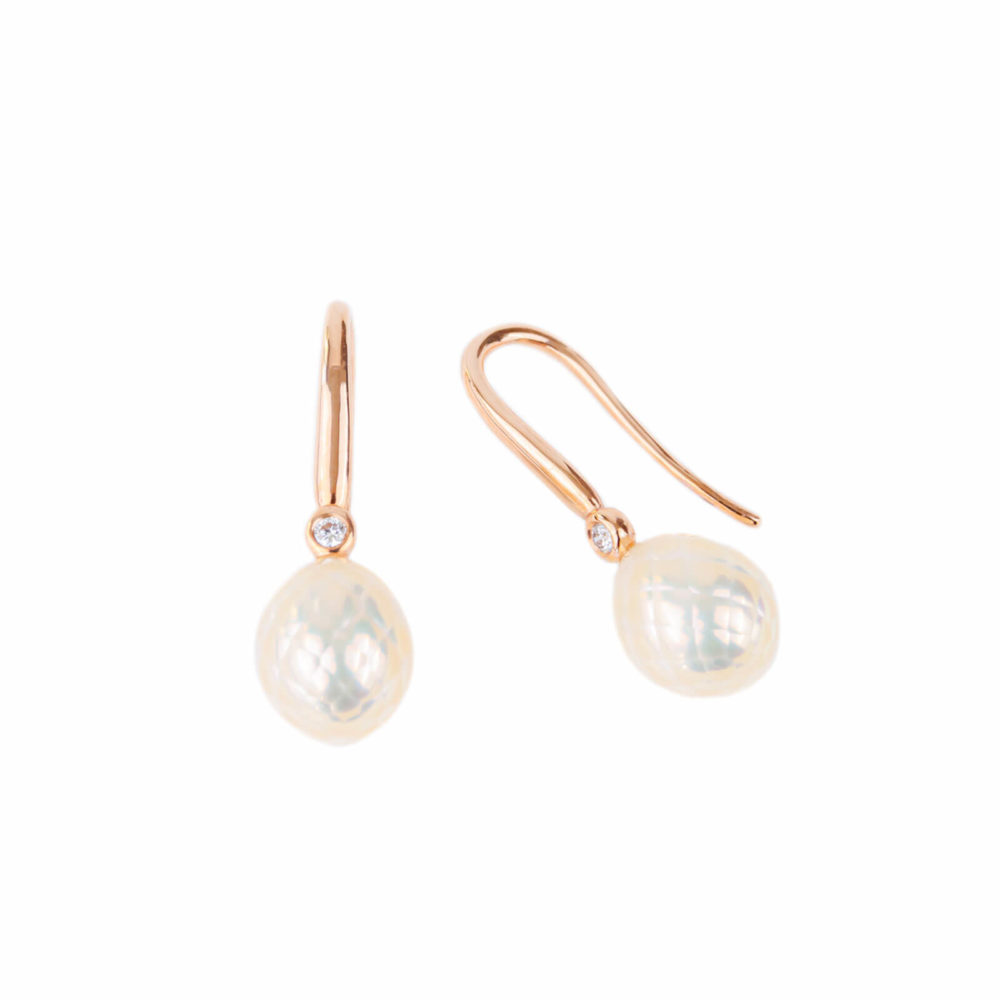 Boucles d’oreilles dormeuses serties de perles d’eau douce