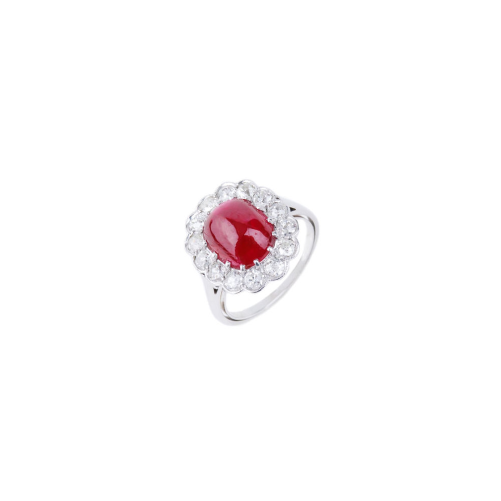 Bague Vintage en or blanc sertie d’un rubis au centre entouré de 14 diamants