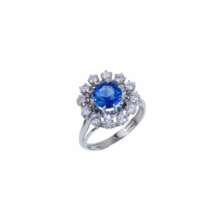 Vintage Jewelry - Vintage ring in 750 white gold set in the center with a sapphire surrounded by 12 diamonds