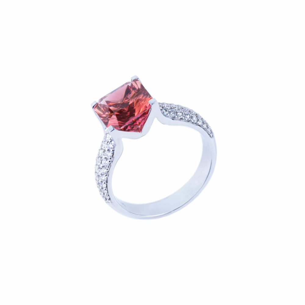 Bague en or blanc sertie d’une tourmaline rose