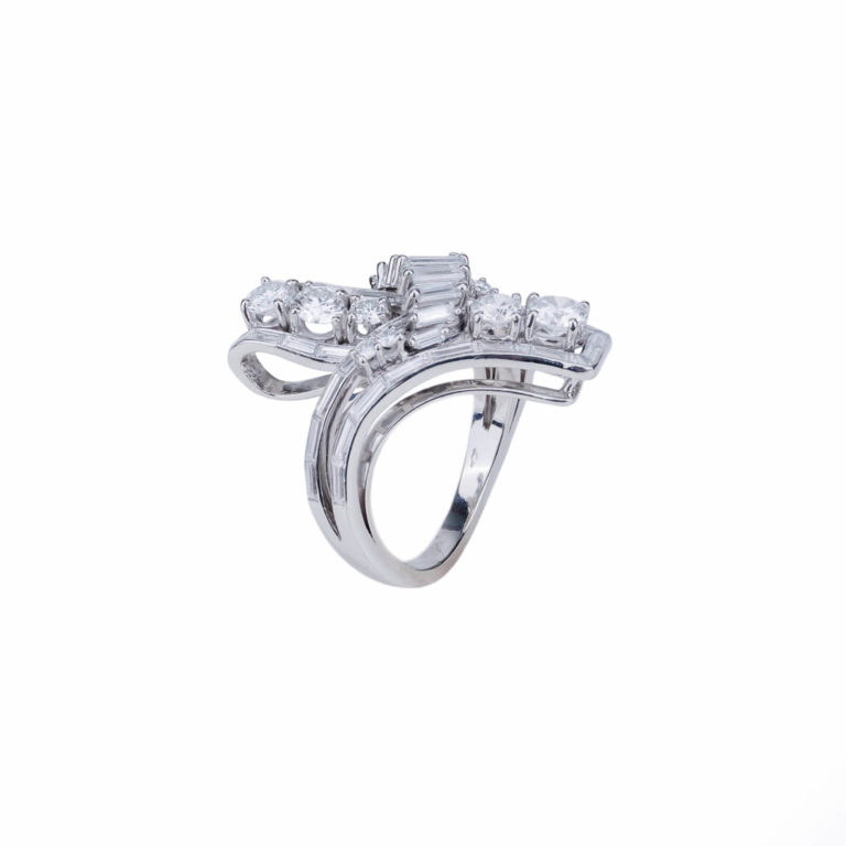 Vintage Jewelry - Platinum ring set with diamonds