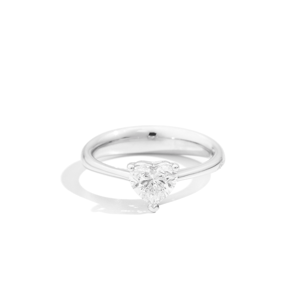 Anniversary Love – Solitaire en or blacn 750 avec diamant en taille cœur 0.24ct