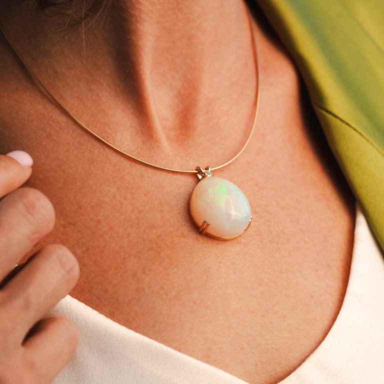 Lionel Meylan Créations - Pendant in 750 yellow gold set with a white Welo opal